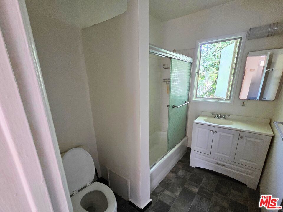 https://media.crmls.org/mediaz/22d65433-532d-4879-8590-7432ae30d04b.jpg?preset=X-Large