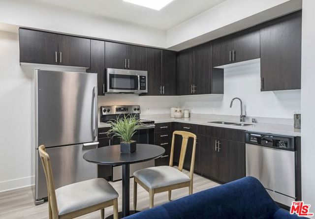 521 W Colorado Street, Glendale CA: https://media.crmls.org/mediaz/22d695b2-6ca0-4c5d-b231-9e0675b23f0b.jpg
