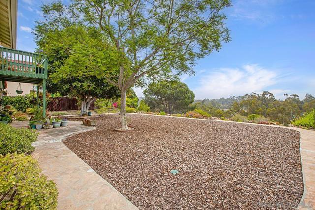 10751 Oakbend Dr, San Diego CA: https://media.crmls.org/mediaz/22d70c66-a980-4b89-982b-49bd1afef894.jpg