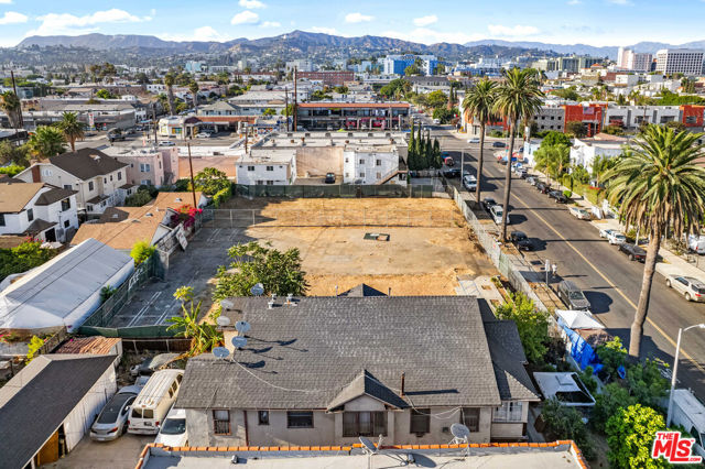 1011 N N Heliotrope Drive, Los Angeles CA: https://media.crmls.org/mediaz/22d779a0-3c22-4087-89b0-02075997acfc.jpg