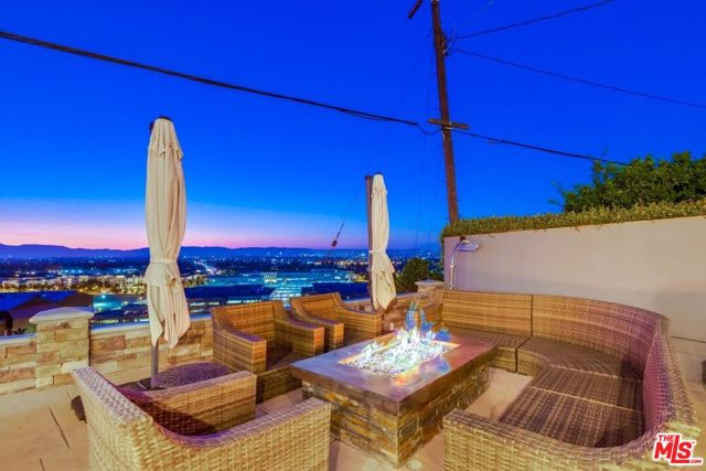 6537 Hedding Street, Los Angeles CA: https://media.crmls.org/mediaz/22d7fb31-a442-4573-83eb-cb74f0330930.jpg