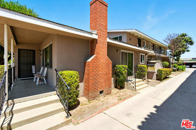 12134 Grevillea Avenue, Hawthorne CA: https://media.crmls.org/mediaz/22d81781-9ca5-490f-808d-ea40ee459b4d.jpg