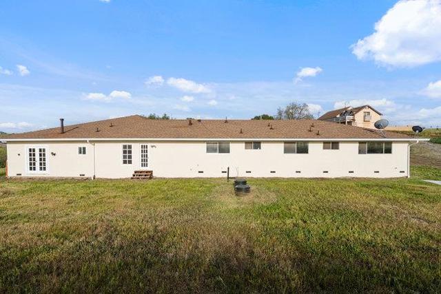 1080 Fairview Road, Hollister CA: https://media.crmls.org/mediaz/22d81c8c-31de-432d-8d1f-bda0554473f8.jpg