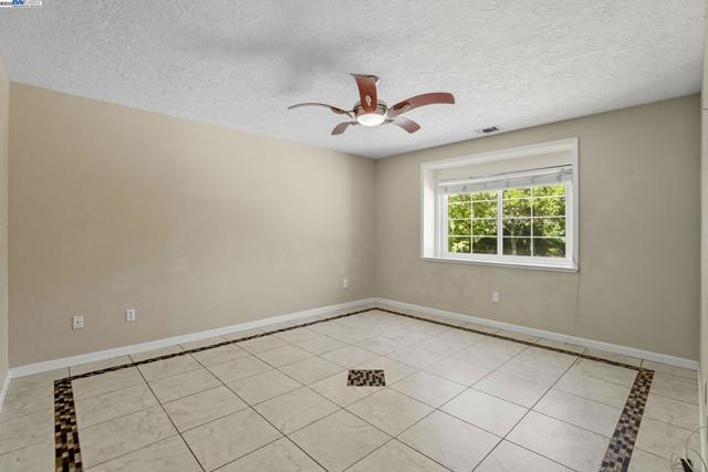 4470 Rolling Oaks Dr, Granite Bay CA: https://media.crmls.org/mediaz/22d84104-d462-4485-9dd7-1239fd1cf841.jpg
