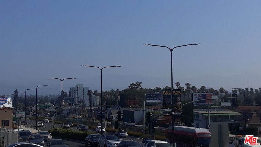 https://media.crmls.org/mediaz/22d8e16e-db1b-4e99-a7d1-0738ec5c7731.jpg?preset=X-Large
