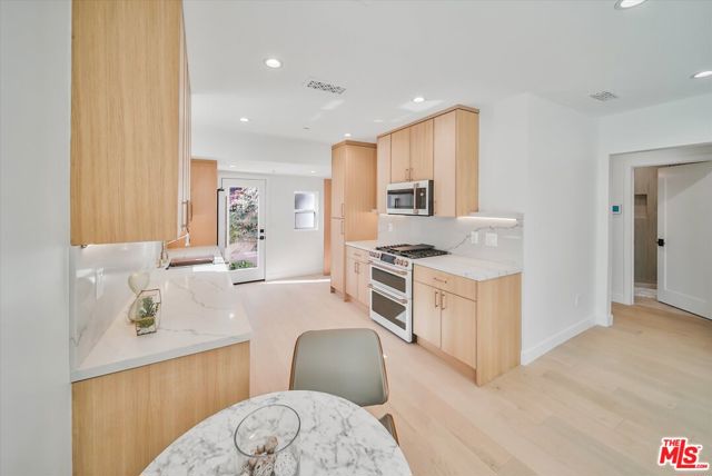 2021 Idaho Avenue, Santa Monica CA: https://media.crmls.org/mediaz/22da79aa-bf31-4e8c-aa45-e36405fc57c4.jpg
