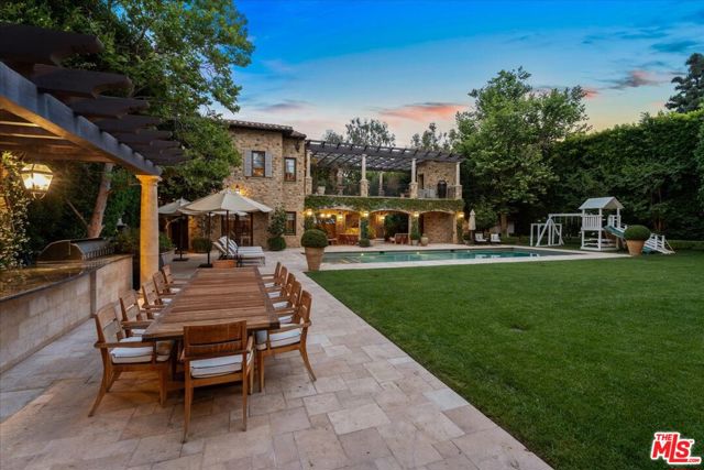804 N Elm Drive, Beverly Hills CA: https://media.crmls.org/mediaz/22da99a4-41e6-4861-91d0-590a85d4bb93.jpg
