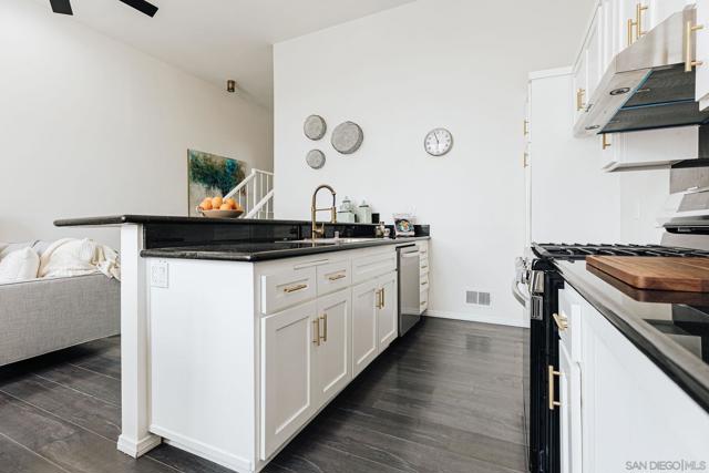 4652 Don Lorenzo Dr, Los Angeles CA: https://media.crmls.org/mediaz/22dad3bd-01a1-4e1c-a70e-5dbf0e85dca5.jpg