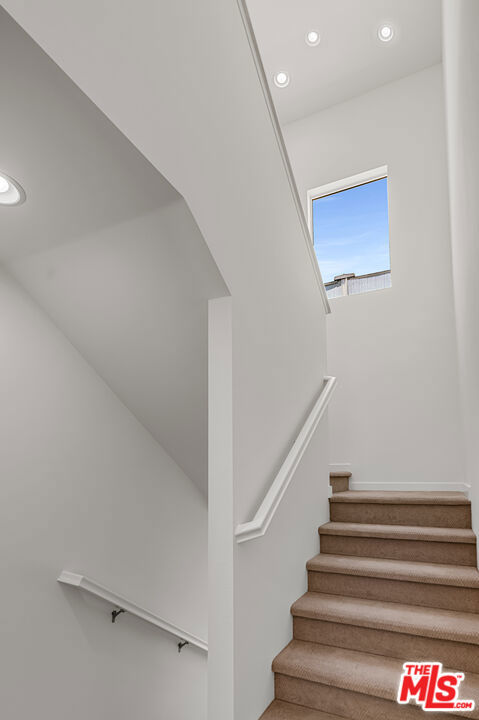 5633 Observation Lane, Los Angeles CA: https://media.crmls.org/mediaz/22db1f24-298b-48bc-a339-473e52a9b565.jpg