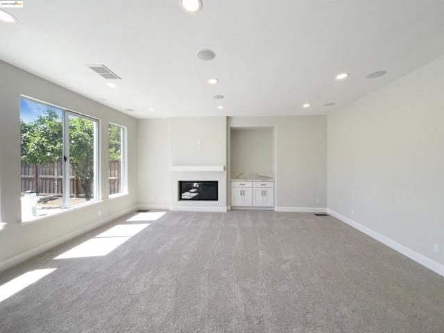 5214 Pavilion Ct, Fairfield CA: https://media.crmls.org/mediaz/22db6ec8-33cc-4737-acde-70944406cae3.jpg