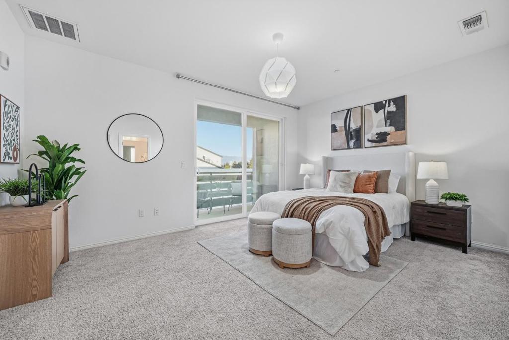 https://media.crmls.org/mediaz/22db75b4-d4c1-4907-9748-053e7a78900d.jpg?preset=X-Large