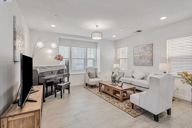705 Cannery Pl, San Jose CA: https://media.crmls.org/mediaz/22dbec66-2d35-4acf-813d-bd8a94c68c13.jpg