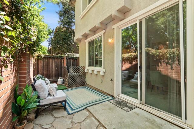 271 Washington Drive, Brentwood CA: https://media.crmls.org/mediaz/22dbf80e-2f0e-44af-9249-4b30698b52a5.jpg
