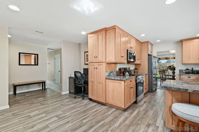 1911 Cheyenne Cir, Oceanside CA: https://media.crmls.org/mediaz/22dc66cb-2c5e-46b5-ae7d-8b27fc962938.jpg