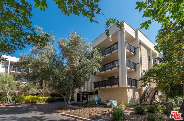 7211 Raintree Circle, Culver City CA: https://media.crmls.org/mediaz/22dcaeb7-c615-49e4-afbc-98e54226edfc.jpg