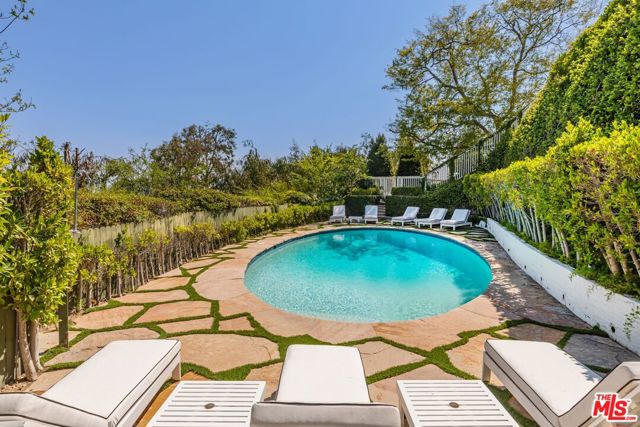 1600 Summitridge Drive, Beverly Hills CA: https://media.crmls.org/mediaz/22de101c-1238-4a2a-a084-13f4d48e08d4.jpg