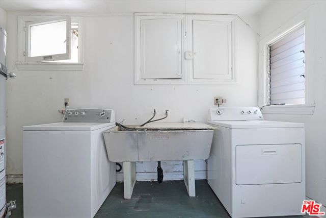 2461 McCready Avenue, Los Angeles CA: https://media.crmls.org/mediaz/22de1b73-e1f3-417b-abf6-3b4dac2720fa.jpg