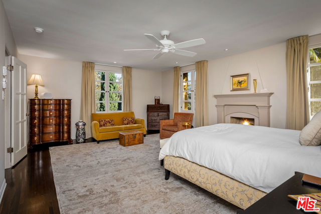 500 N Las Palmas Avenue, Los Angeles CA: https://media.crmls.org/mediaz/22e001e3-ba57-40c1-bcd9-3fc40cbd82da.jpg