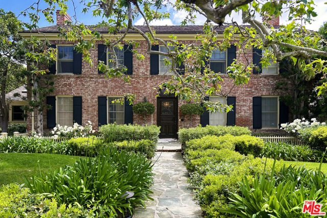612 N Alta Drive, Beverly Hills CA: https://media.crmls.org/mediaz/22e06ab9-f1bb-4e3c-ab93-a9b1c62ed6ef.jpg