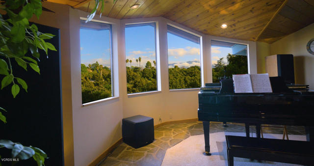 2442 Valley Meadow Drive, Oak View CA: https://media.crmls.org/mediaz/22e08be4-bbc4-43a5-9fe2-9b51bee89f44.jpg