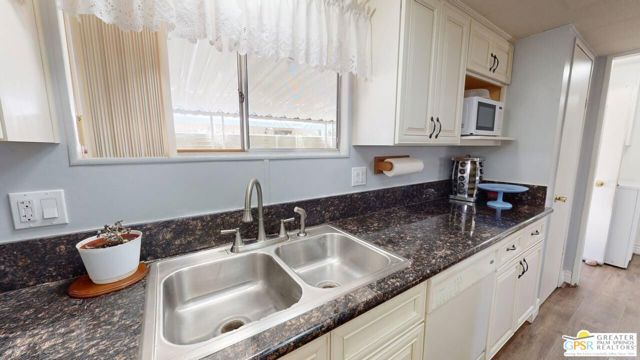 18555 Roberts Road, Desert Hot Springs CA: https://media.crmls.org/mediaz/22e08e5f-c854-490b-a30e-62b30560d0c1.jpg