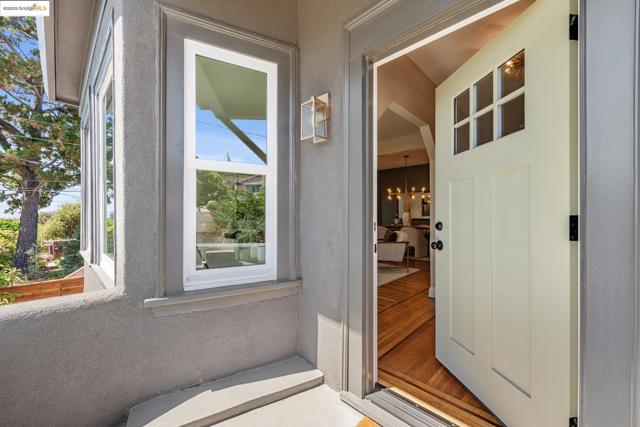4015 Rhoda Ave, Oakland CA: https://media.crmls.org/mediaz/22e0a55f-b510-4faf-b953-606d42799252.jpg