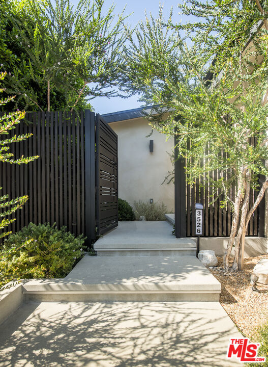 3526 Wrightwood Court, Studio City CA: https://media.crmls.org/mediaz/22e0aa8e-f6ef-4537-a684-081ee8057959.jpg