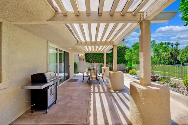 285 Kavenish Drive, Rancho Mirage CA: https://media.crmls.org/mediaz/22e120d5-b0de-46cd-8f04-88b16a67a520.jpg