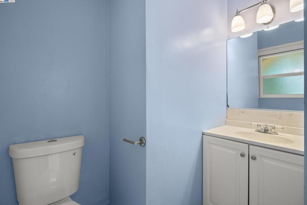 https://media.crmls.org/mediaz/22e13e49-1f45-4eb2-baf3-706619ad864f.jpg?preset=X-Large