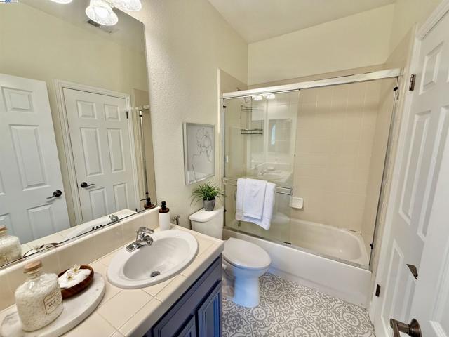 5825 Dresslar Cir, Livermore CA: https://media.crmls.org/mediaz/22e1cb40-1745-4742-80fb-d983a1eaa29f.jpg