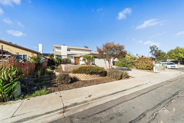 8324 Calle Calzada, San Diego CA: https://media.crmls.org/mediaz/22e25d67-ec77-42ce-a76b-b5069dda1447.jpg