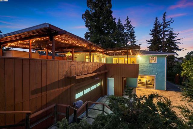 17561 Vineyard Rd, Castro Valley CA: https://media.crmls.org/mediaz/22e265f4-c547-4cb6-aa8c-ef6d849088df.jpg