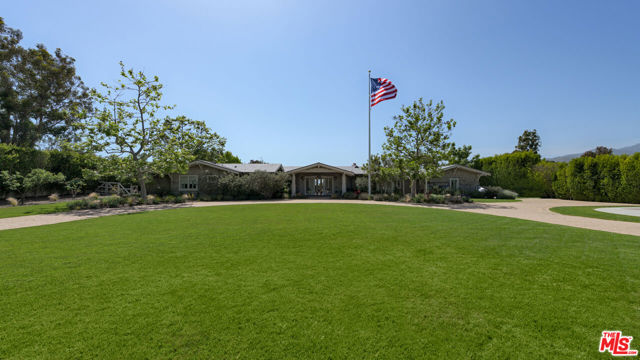 6815 Dume Drive, Malibu CA: https://media.crmls.org/mediaz/22e29faf-e4cc-45f8-a6e6-c9d526380380.jpg