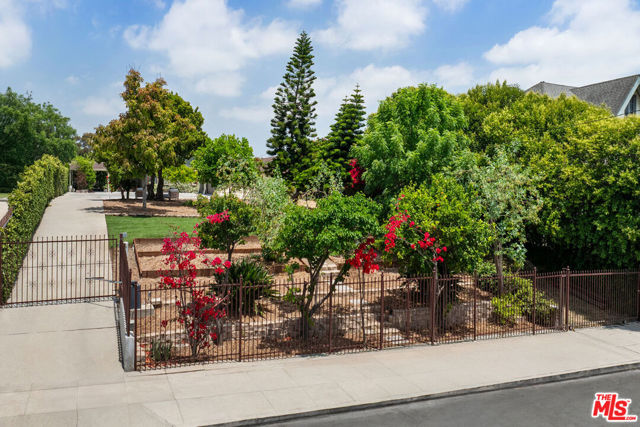 844 E Kensington Road, Los Angeles CA: https://media.crmls.org/mediaz/22e38955-e5de-4d69-92c4-cf5df39a8363.jpg