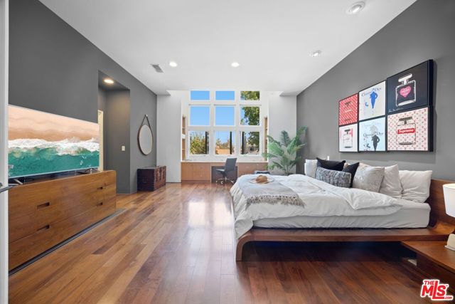 4255 Saint Clair Avenue, Studio City CA: https://media.crmls.org/mediaz/22e4246a-ca09-4a83-a027-43e611213dbd.jpg