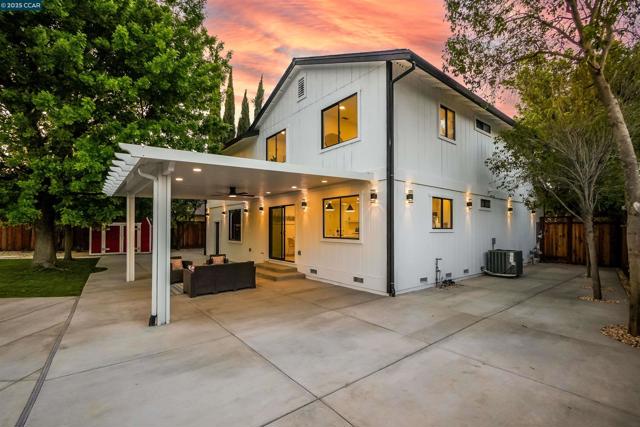 27 Briarwood Ct, Brentwood CA: https://media.crmls.org/mediaz/22e4337f-40f9-4cc1-b681-293172109e66.jpg