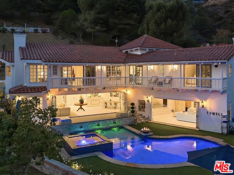 1423 Floresta Place — architectural residence