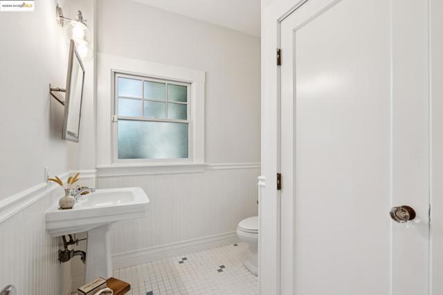1071 Harvard Rd, Piedmont CA: https://media.crmls.org/mediaz/22e55b33-0a36-4c67-a89b-3005aabb9b6d.jpg