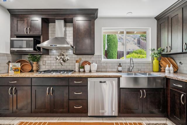 598 CRESTMONT DRIVE, Oakland CA: https://media.crmls.org/mediaz/22e636f7-88d5-4130-aba5-5ba30a3635b9.jpg