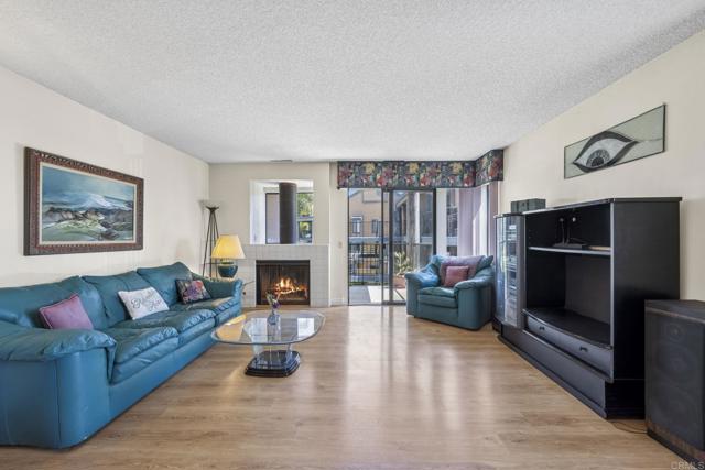 4006 Layang Layang Circle, Carlsbad CA: https://media.crmls.org/mediaz/22e65313-36cb-4f17-8196-6f085cacade8.jpg