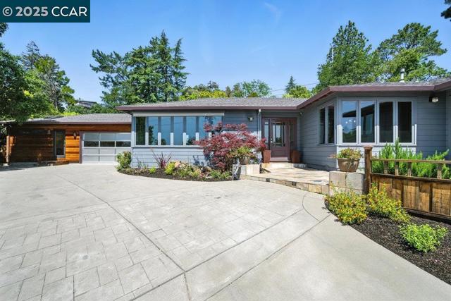 1341 Juanita Dr, Lafayette CA: https://media.crmls.org/mediaz/22e68eef-d37a-431c-8d20-c7af6a44e637.jpg