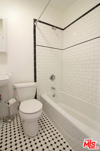 3403 Glenhurst Avenue, Los Angeles CA: https://media.crmls.org/mediaz/22e7025e-eb34-424b-80b1-bae666b77752.jpg