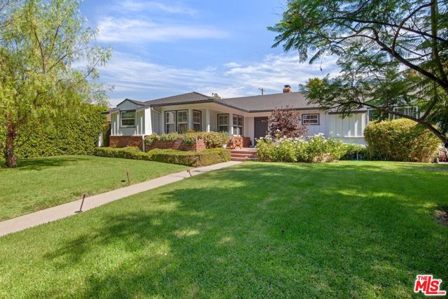 4922 Hayvenhurst Avenue, Encino CA: https://media.crmls.org/mediaz/22e7375e-e6ff-49ef-96a0-2f11c9004331.jpg