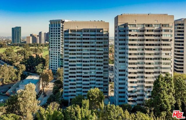 865 Comstock Avenue, Los Angeles CA: https://media.crmls.org/mediaz/22e8364c-c60b-4fc3-8328-c114a1f8a9fe.jpg