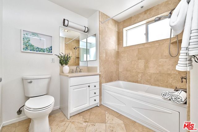 906 S Serrano Avenue, Los Angeles CA: https://media.crmls.org/mediaz/22e86cd0-1f5b-4bec-b9dc-ef3696828440.jpg