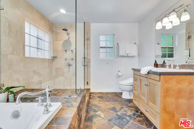 6001 Oakdale Avenue, Woodland Hills CA: https://media.crmls.org/mediaz/22e90518-1b8c-4d36-bcad-0f551ea5e109.jpg