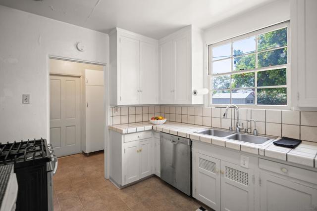 1506 5Th St, Coronado CA: https://media.crmls.org/mediaz/22e96482-ba23-45fb-8eb4-b88b03feaee8.jpg