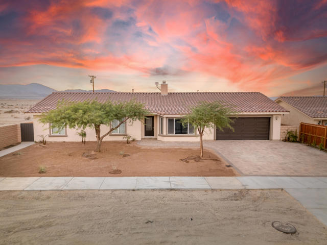 1492 N Marina Drive, Thermal CA: https://media.crmls.org/mediaz/22eb96bb-bcb2-4680-92a0-16be9c471ebd.jpg