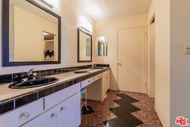 8701 Delgany Avenue, Playa del Rey CA: https://media.crmls.org/mediaz/22ebdc96-b7e6-4b41-a698-91d7c5c7a098.jpg