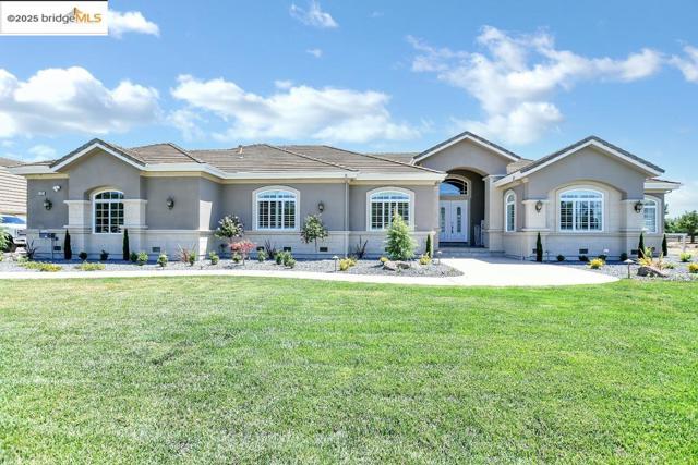 430 Ellisa Ln, Brentwood CA: https://media.crmls.org/mediaz/22ec0022-641a-4c81-9c94-372222518bc8.jpg